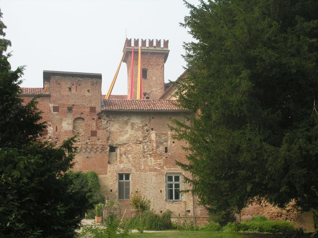 Castello Sannazzaro B&B Giarole Luaran gambar
